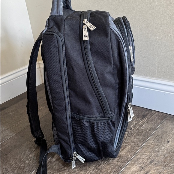 Heys' versatile Backpack - Picture 3 of 17